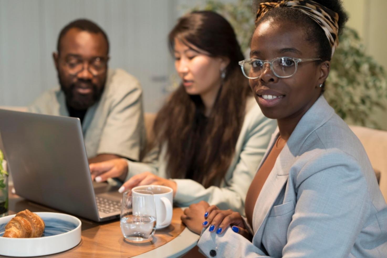 Entrepreneur analysant des documents financiers sur son bureau